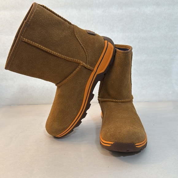 UGG Lynden Waterproof Suede Boot. Size 2 in excellent condition like new - Picture 2 of 11